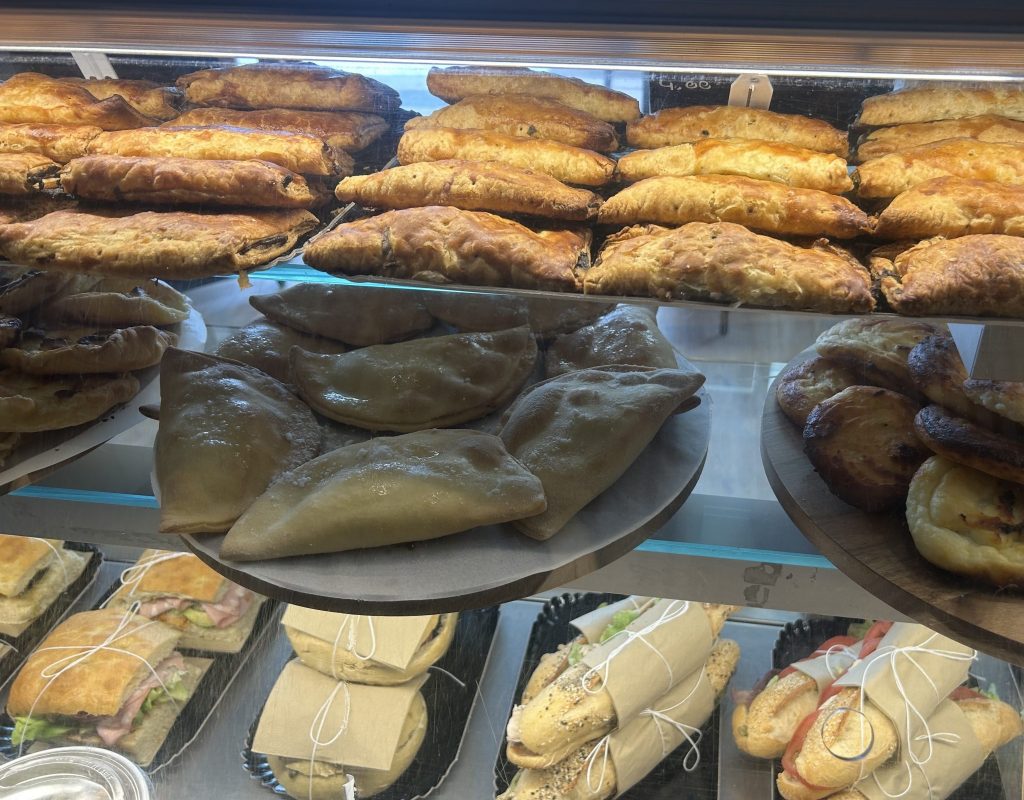 Sandwiches et tourtes à la vente, exposés dans la vitrine réfrigérée